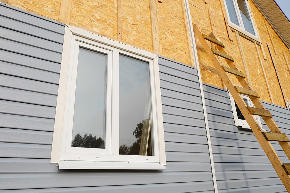 How Long Does Vinyl Siding Last? (Lifespan, Maintenance, & More